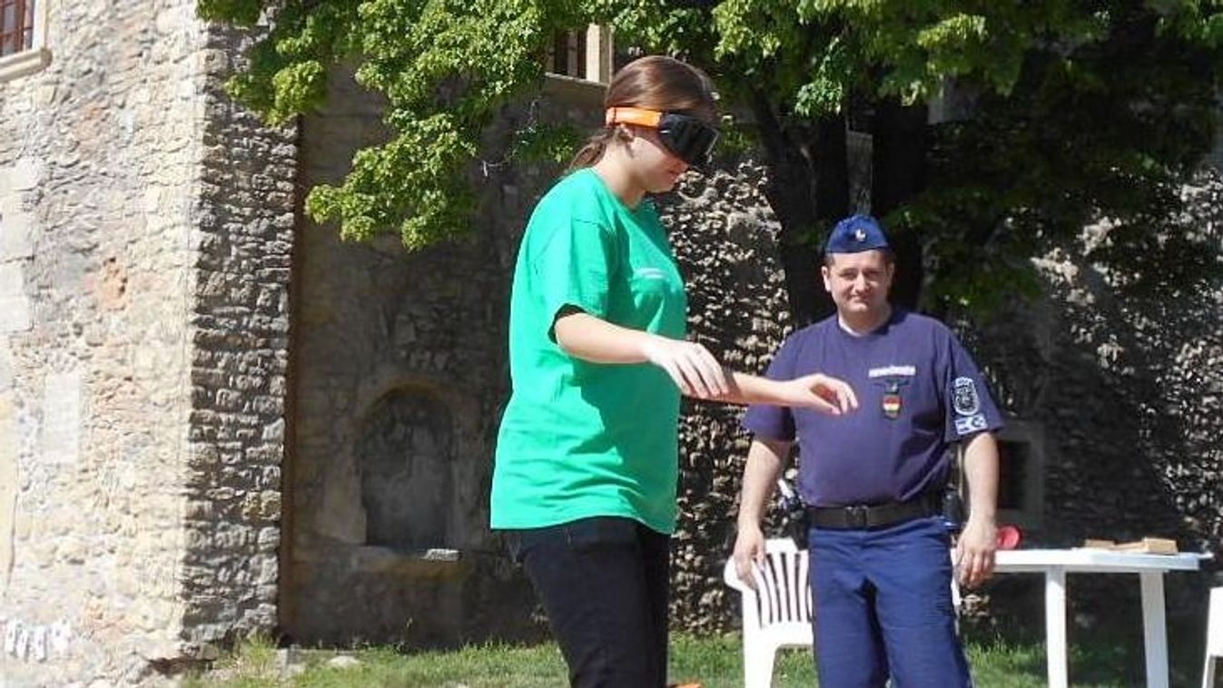 Kipróbálhatták a részeg szemüveget