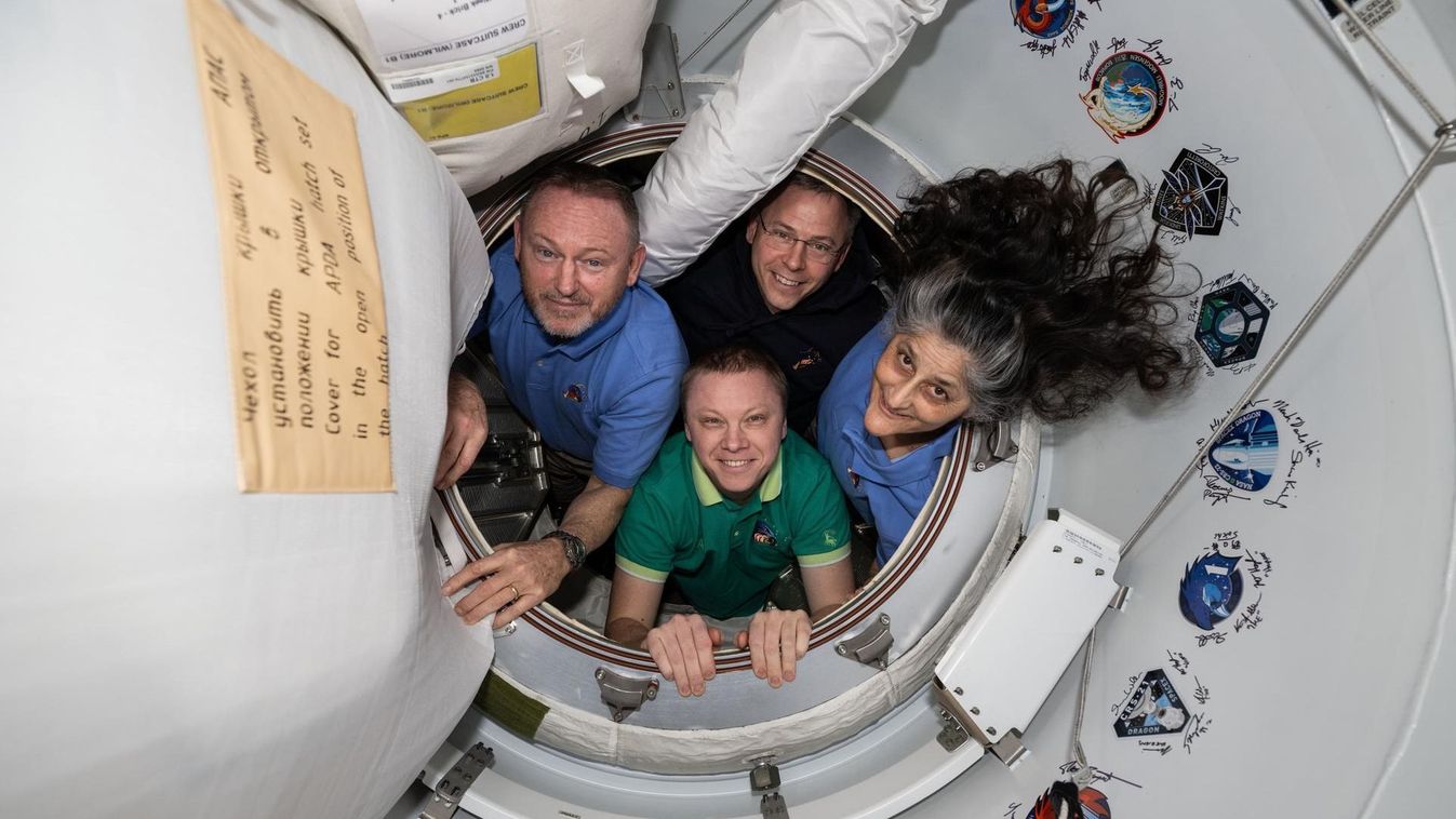 Kilenc hónap késéssel, de hazajött az ISS-en ragadt két asztronauta