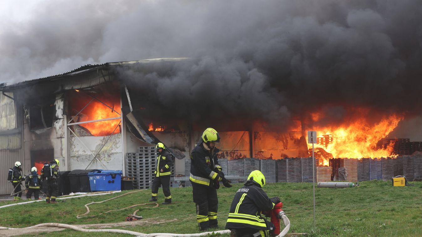 Lángokban a gesztenyeüzem: tűzoltók sérültek meg, felrobbant egy gázpalack