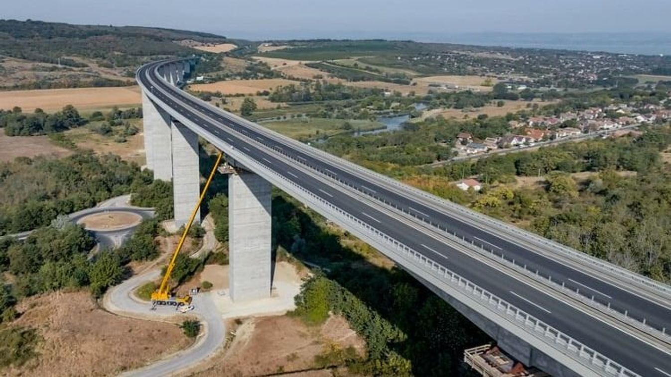 Kezdődik az őrület az M7-esen: itt túrják fel az autópályát