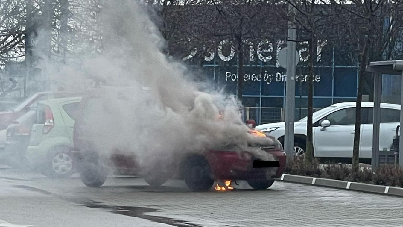 Borzalmas videó: lángokba borult egy személyautó az Intersparnál