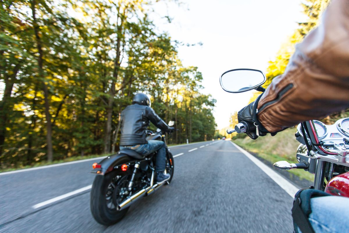 Durva száguldás: négy percen belül két gyorshajtó motoros bukott le