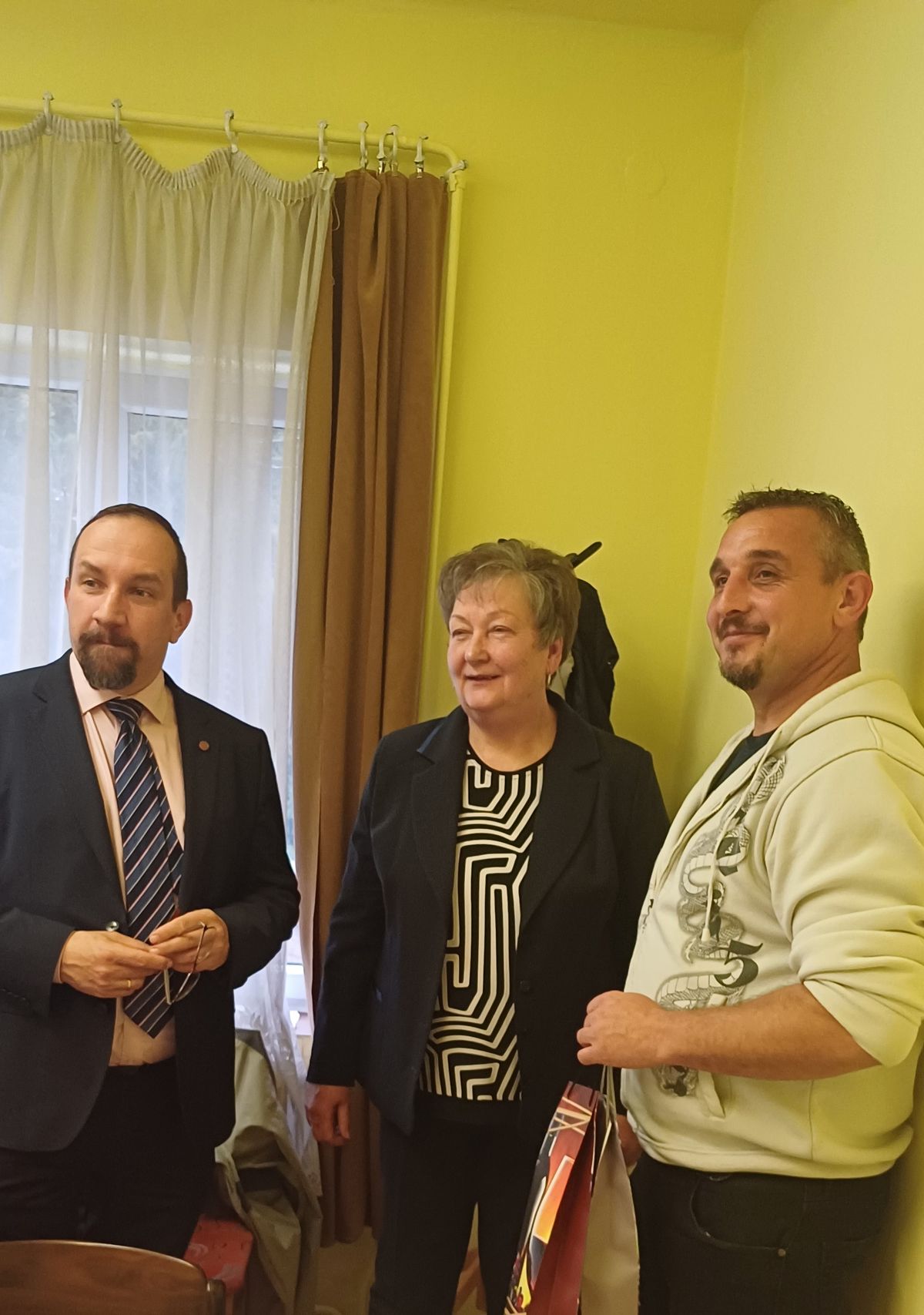 Balról: Bazsik István, Virág Zoltánné, Sütöri József Két kaposvári nyugdíjas tagtársuk is kitüntetést kapott.