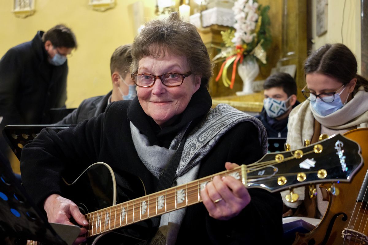 Hittanórák sztárjává vált Bea néni a gitáros nagymama