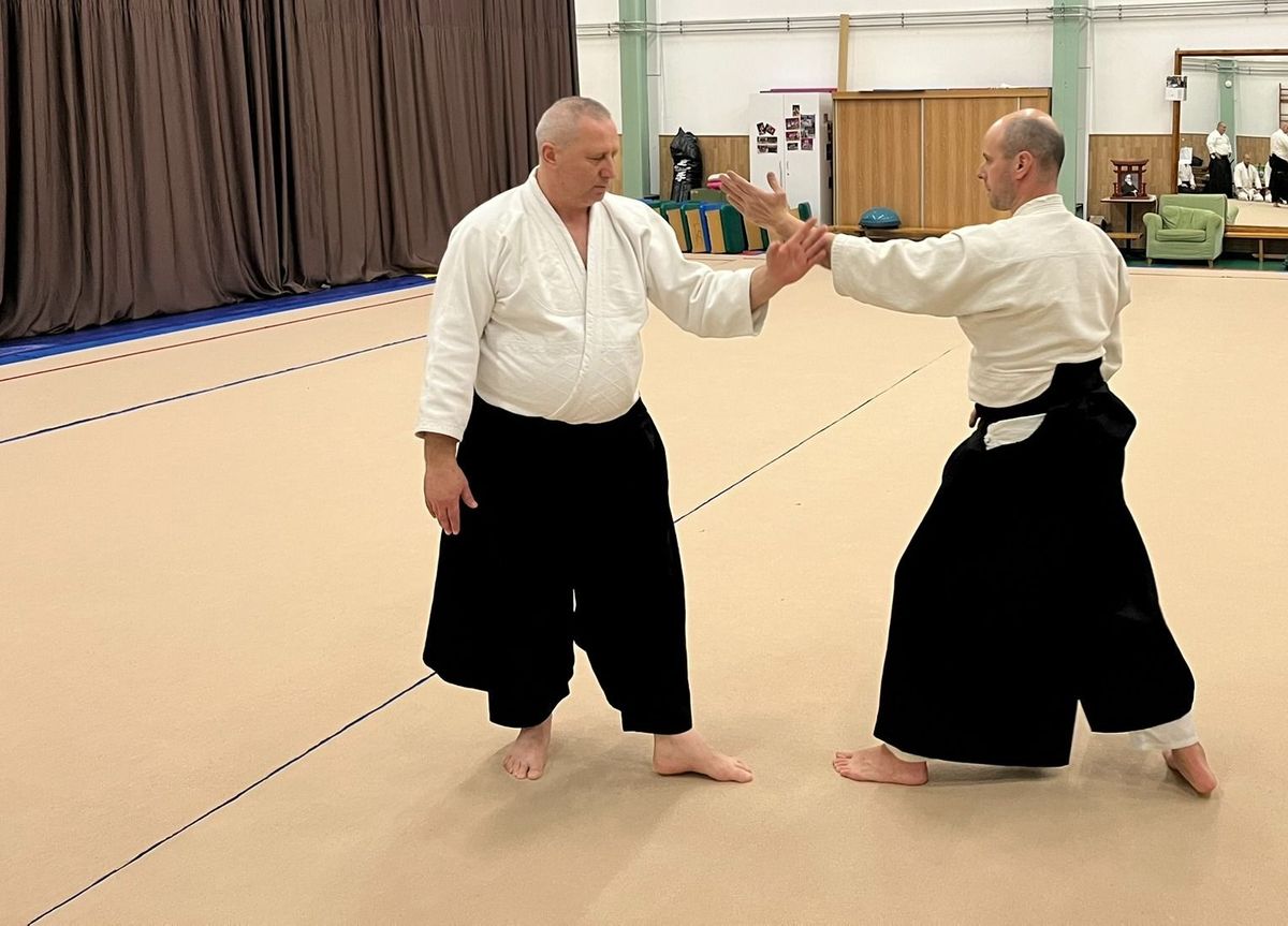 Mester és tanítványa aikidoznak a Kaposvári Budo Sportegyesület edzésén
