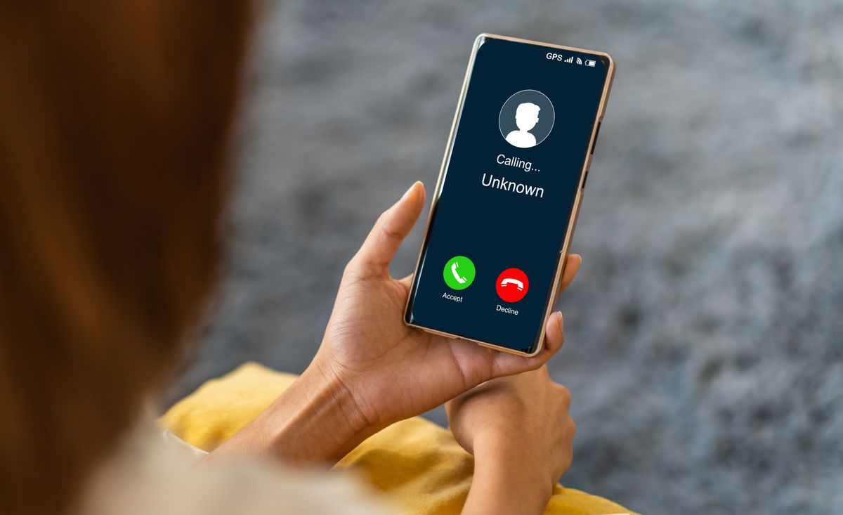Human,Use,Smartphone,With,Incoming,Call,From,Unknown,Number,,Spam, A Wangiri csalás már Somogyban is terjed