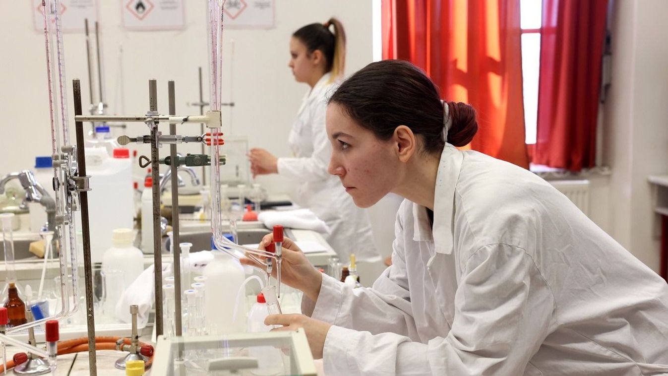 Ezeket a diákokat nem lehet átverni, laborba vitték a párizsit