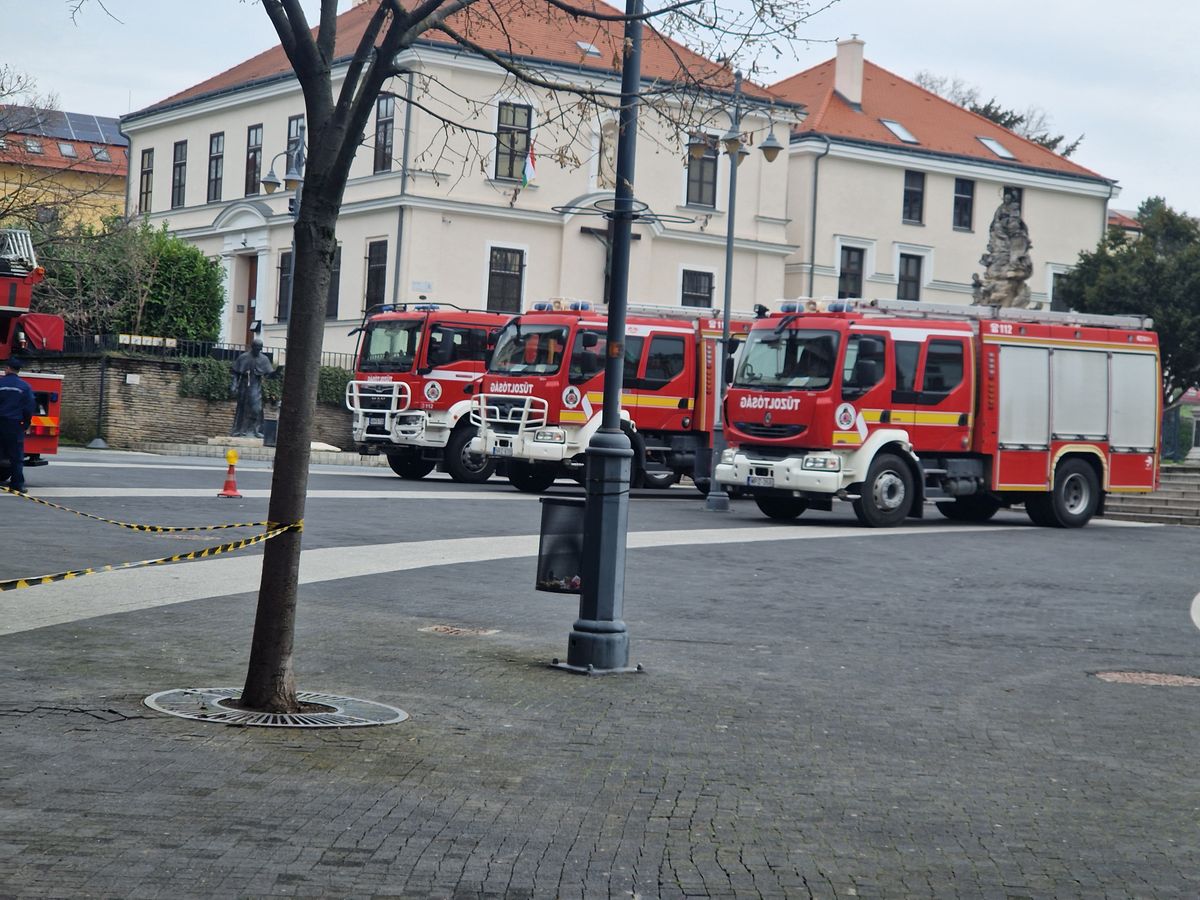 Tűzoltók a Kapos Hotel előtt