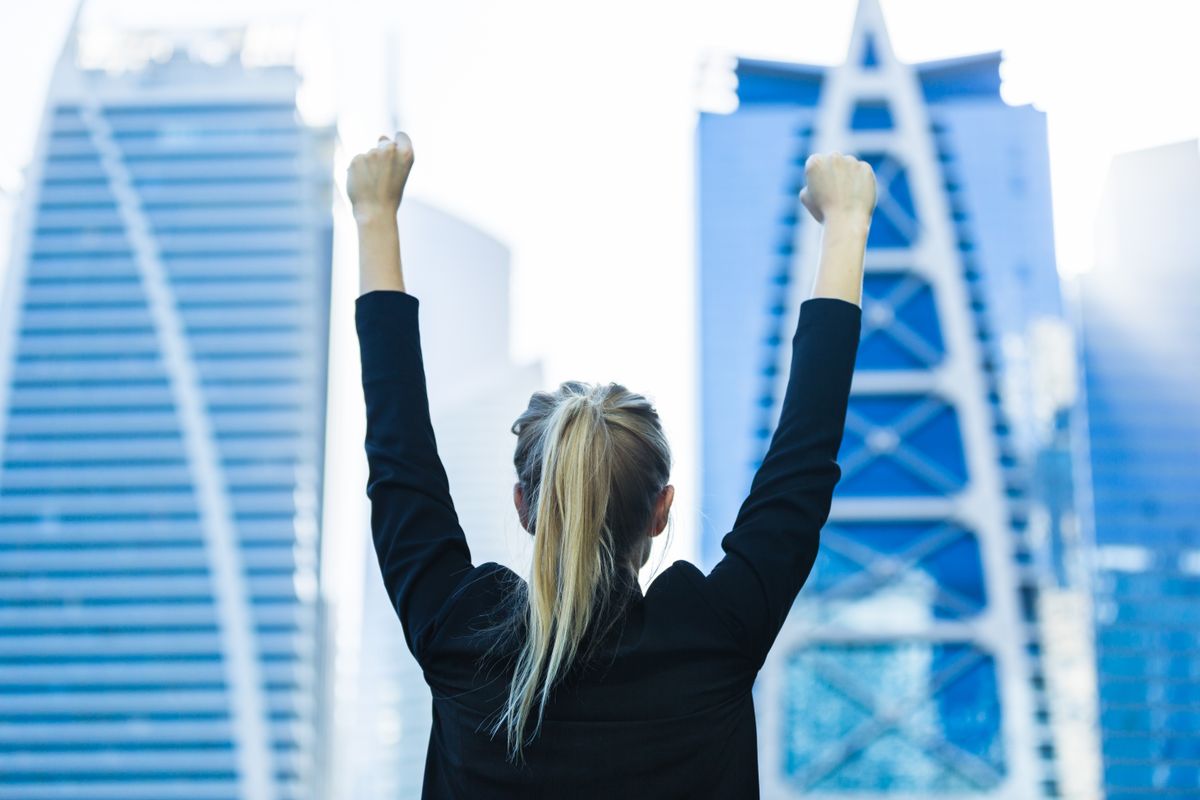 Business,Success,-,Celebrating,Businesswoman,Overlooking,The,City,Center,High-rises. A siker lehetősége