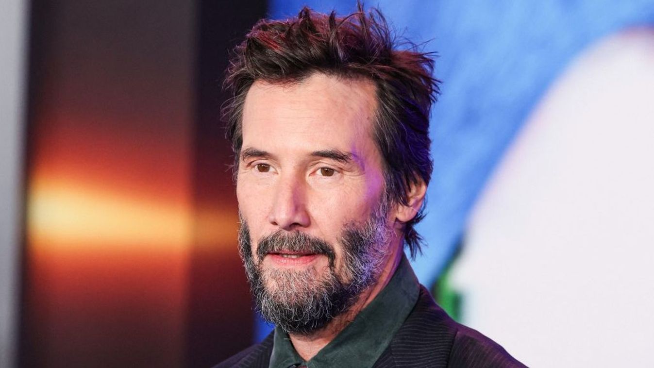 Keanu Reeves nagy szakállat növesztett, de így is felismerték a budapesti étteremben