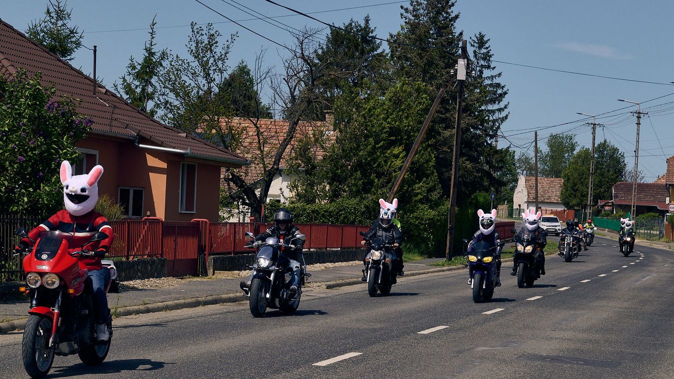 Két keréken vitte a viszi nyuszi az ajándékot