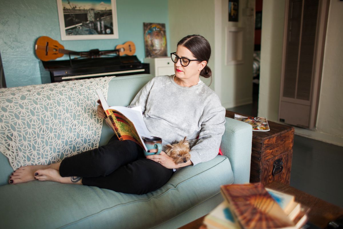 Woman on couch reading Négy napos hétvége jön ismét, le kell dolgozni