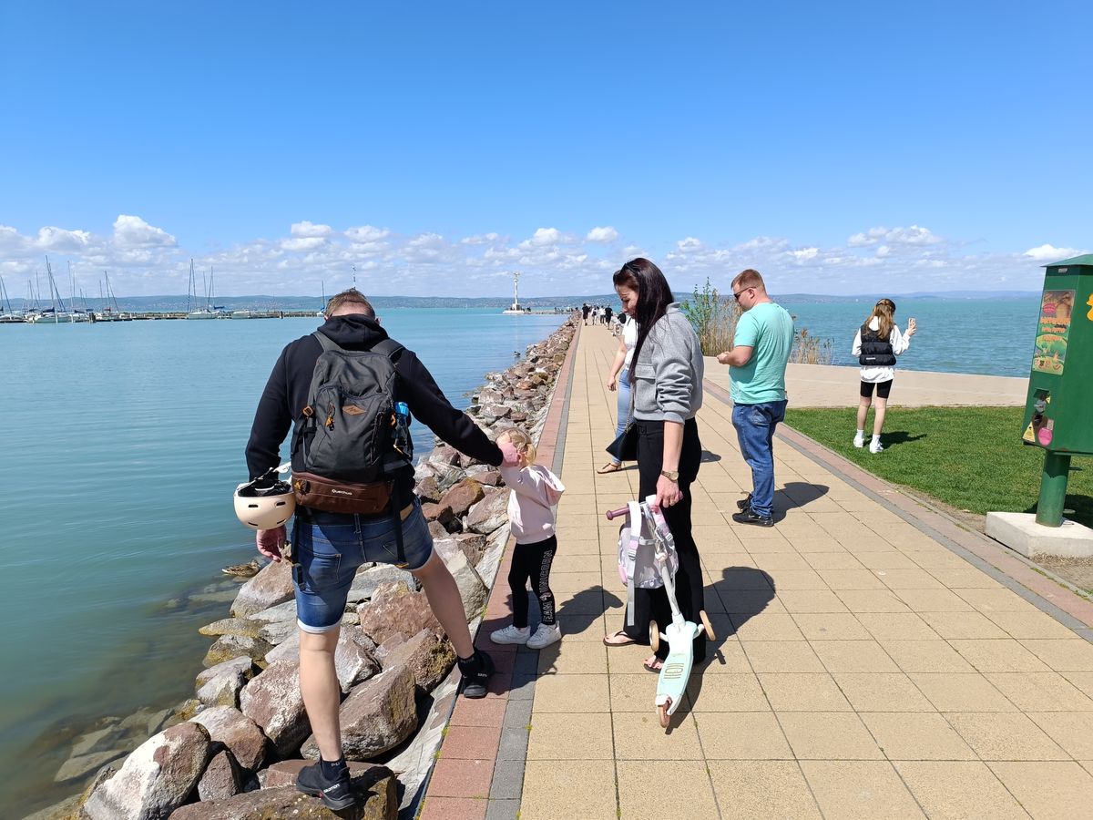Időjárás, húsvét, tavasz, család, Siófok, Balaton-part, móló