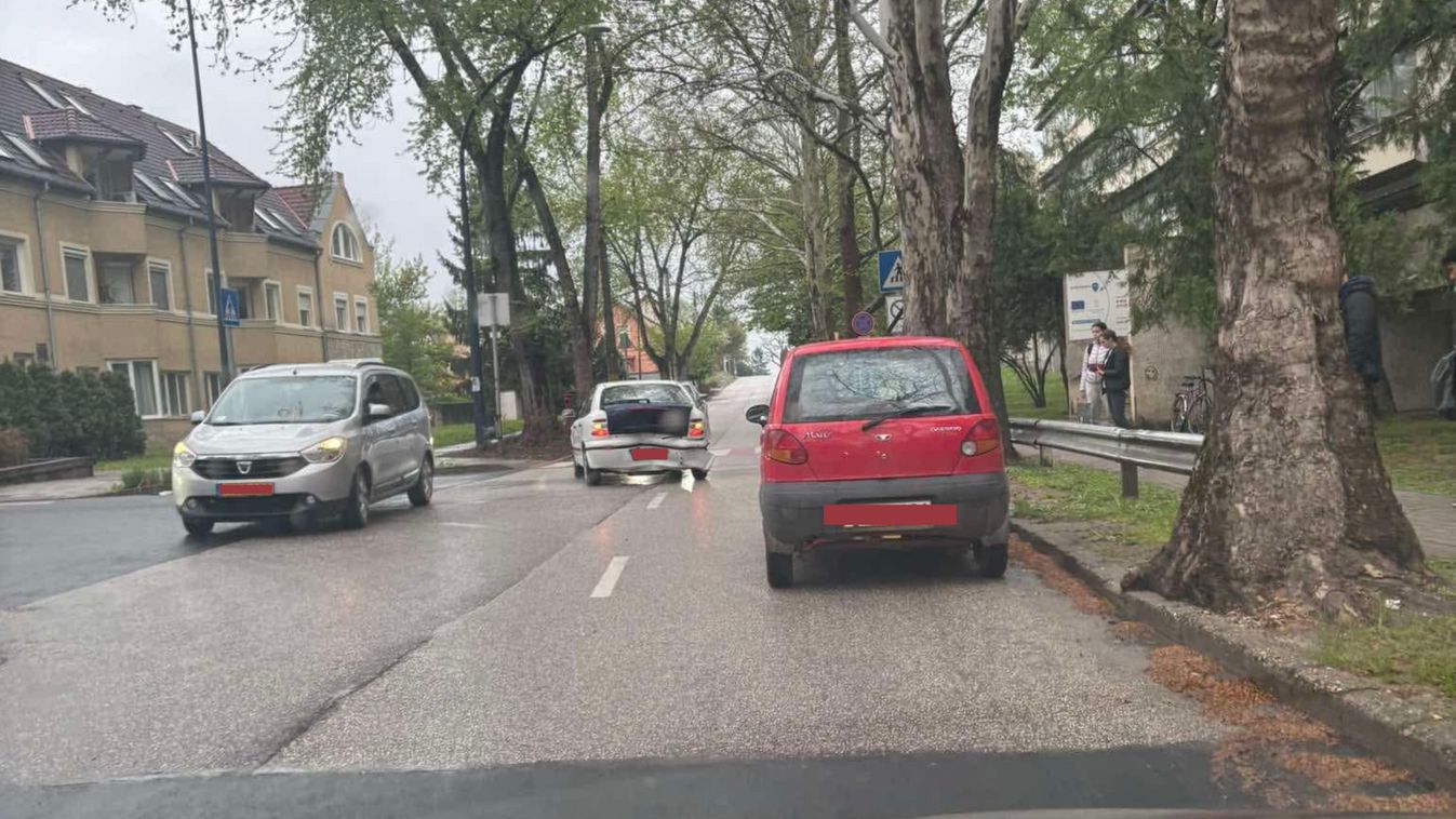 Forgalmi káosz az Eötvösnél – két kocsi ütközött reggel Kaposváron