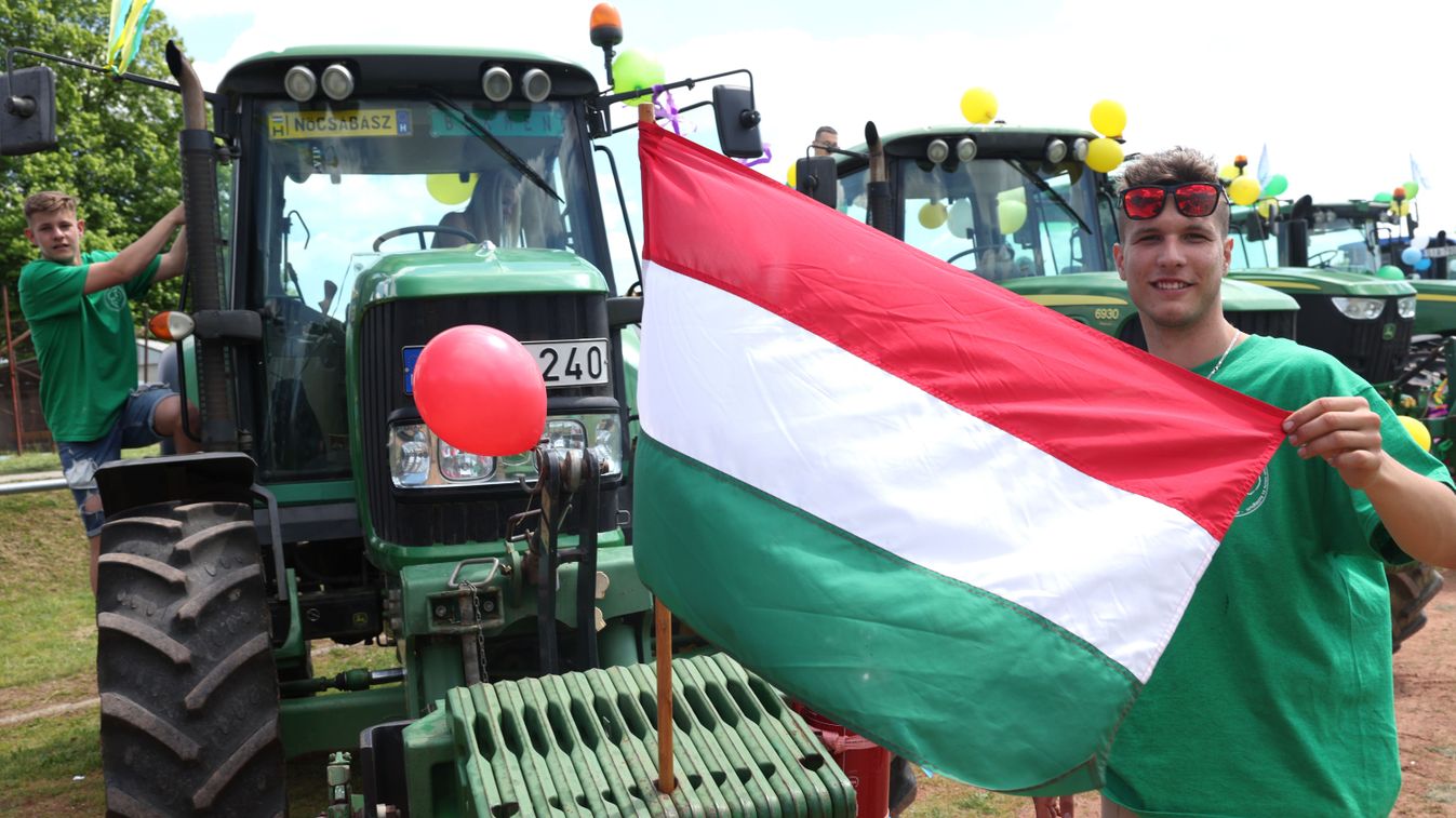 Ünnepi díszben a munkagépek, jöhet a ballagás!