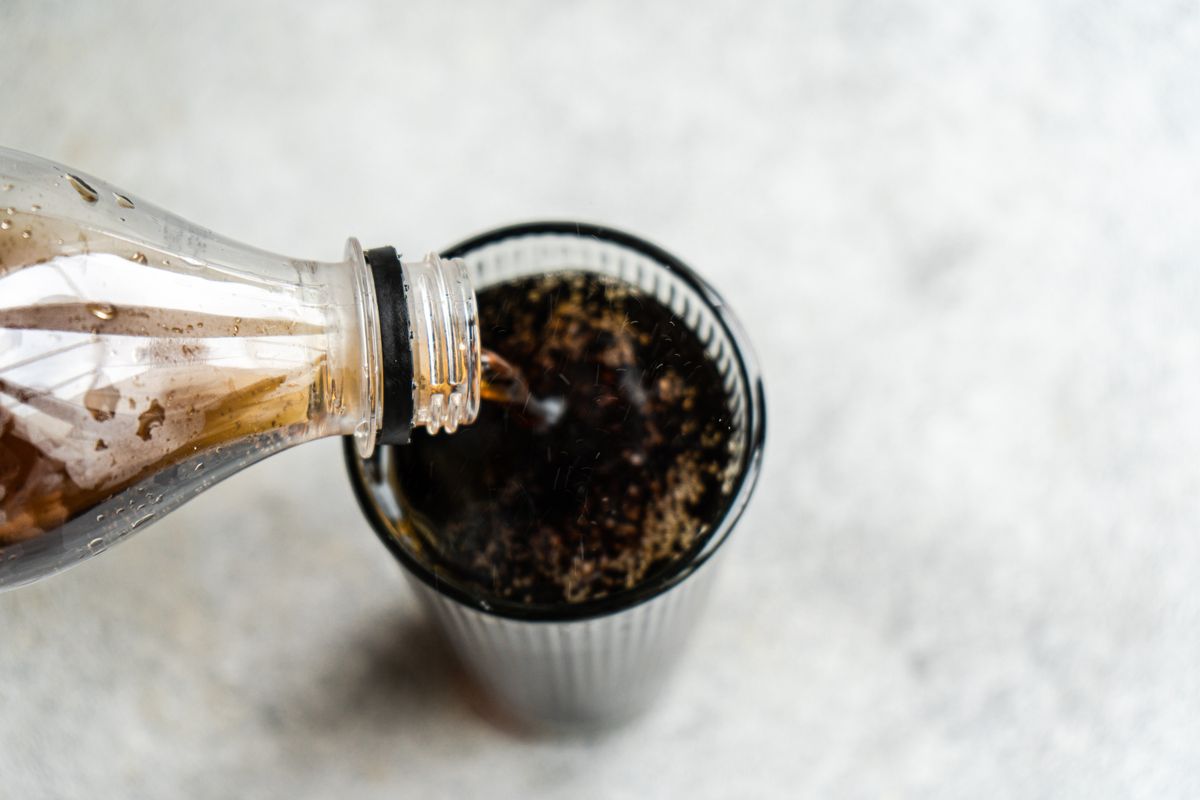Overhead view of glass of cola being poured, Kóla, Alcohol cocktail with coke in the glass with orange and ice Coca-Cola gyűjtőknek