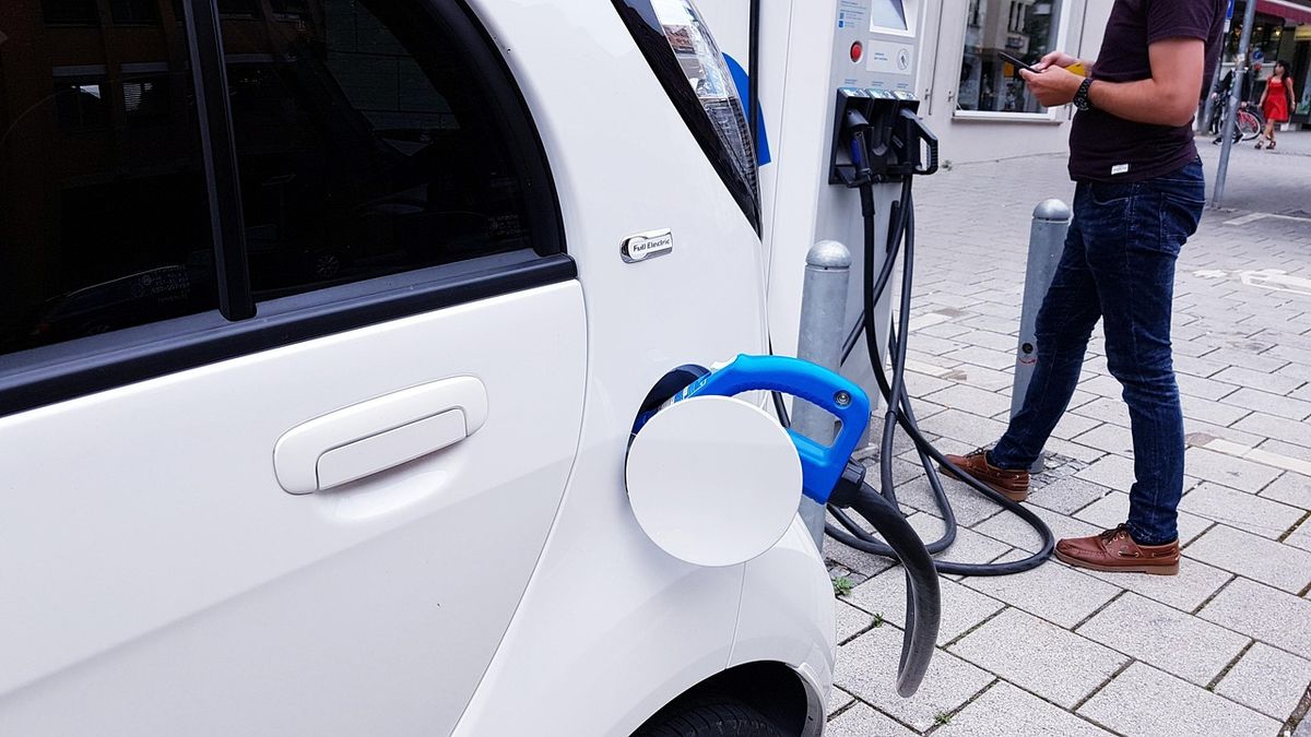 Elektromos autó töltése
