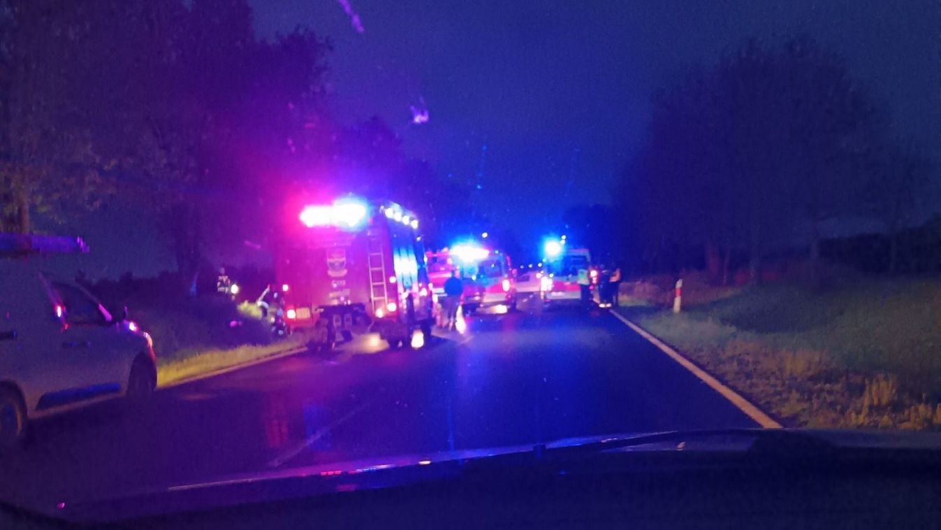 Árokba borult egy autó a 61-esen Nagybajomnál