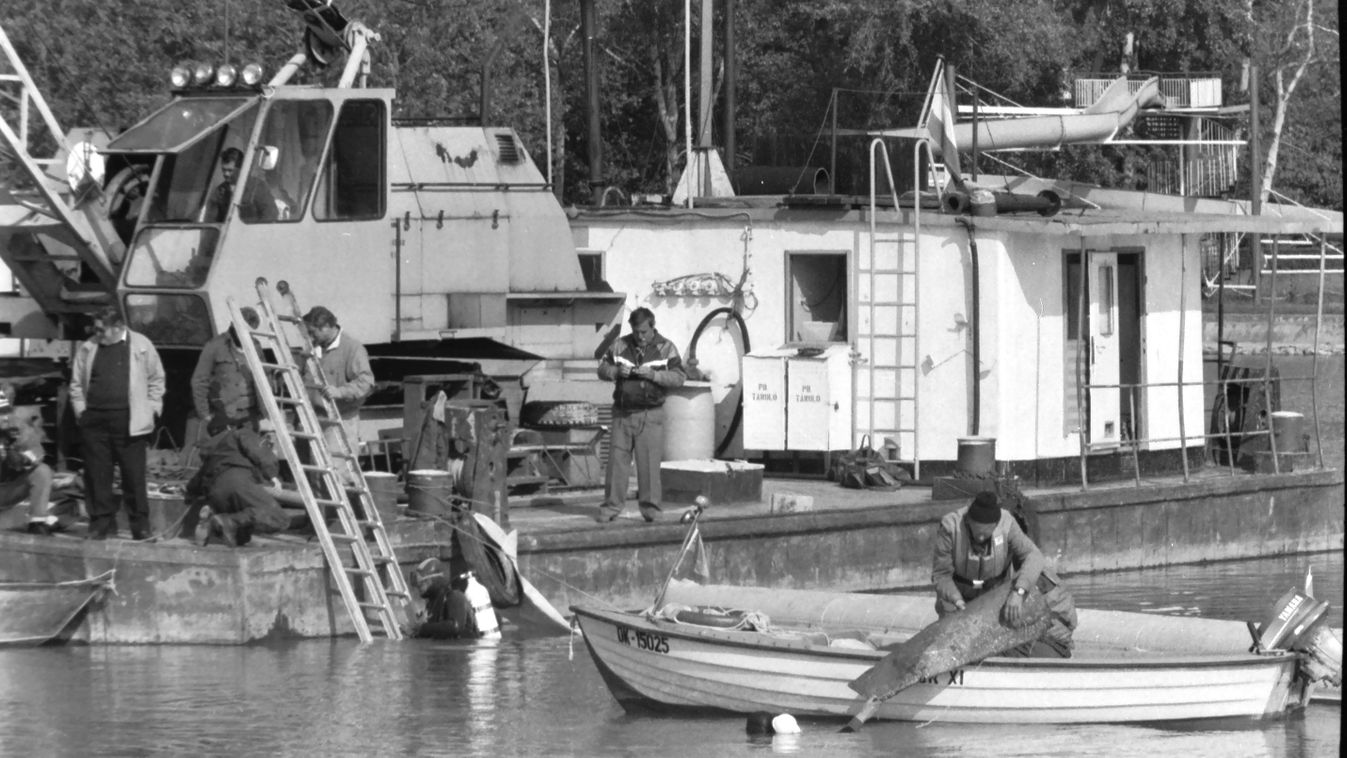Német repülőgép zuhant a Balatonba, a roncs eltűnt a vízben