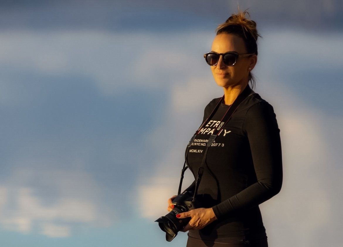 Természetfotós Letícia portréja, aki tíz National Geographic-válogatott képpel tette ismertté a Balaton varázsát