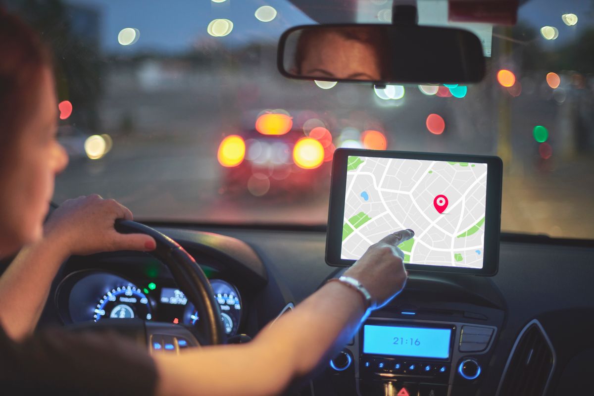 Woman Sitting In Car And Using Navigation System GPS okozott balesetet