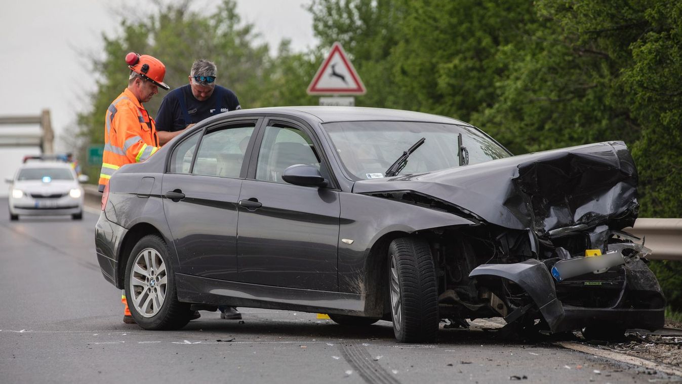 Két autó ütközött, rendőr irányítja a forgalmat az Áchim András utcában Kaposváron