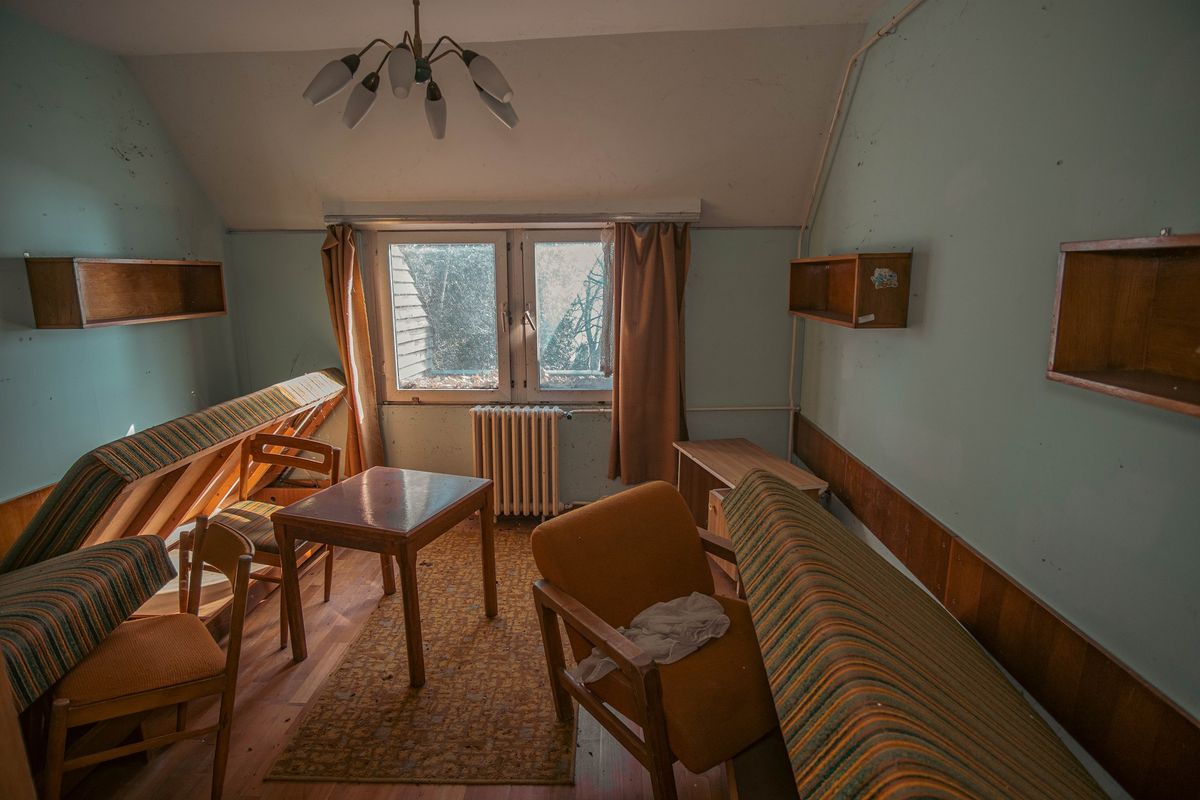 elhagyatott üdülő a Balaton mellett