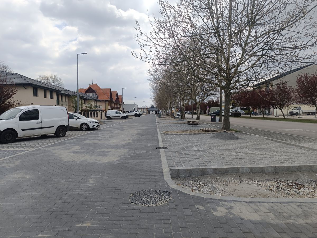 Új parkolóhelyek Balatonlellén a vasúttól északra, a fizetős parkolás előkészítéseként