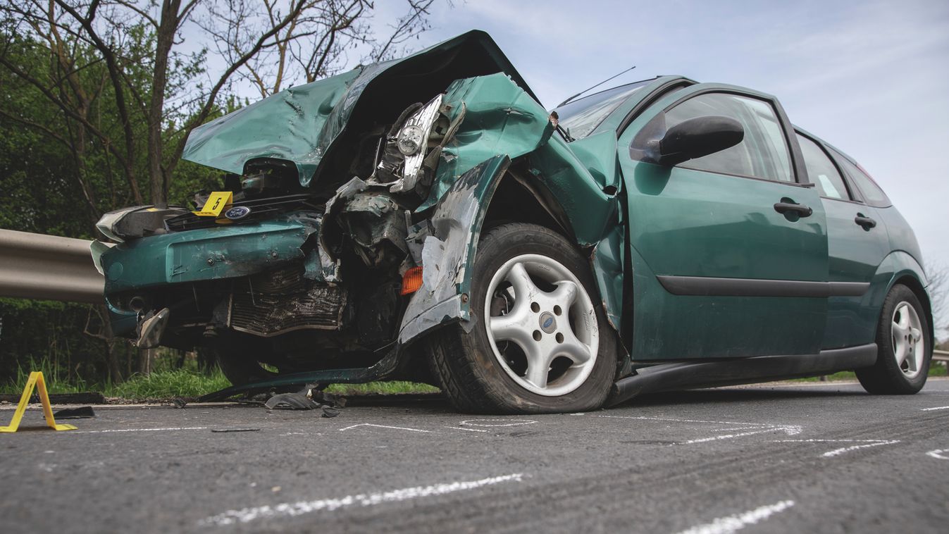 Újra baj a 67-esen: most szalagkorlátnak csapódott egy autó - óvatosan közlekedjetek!