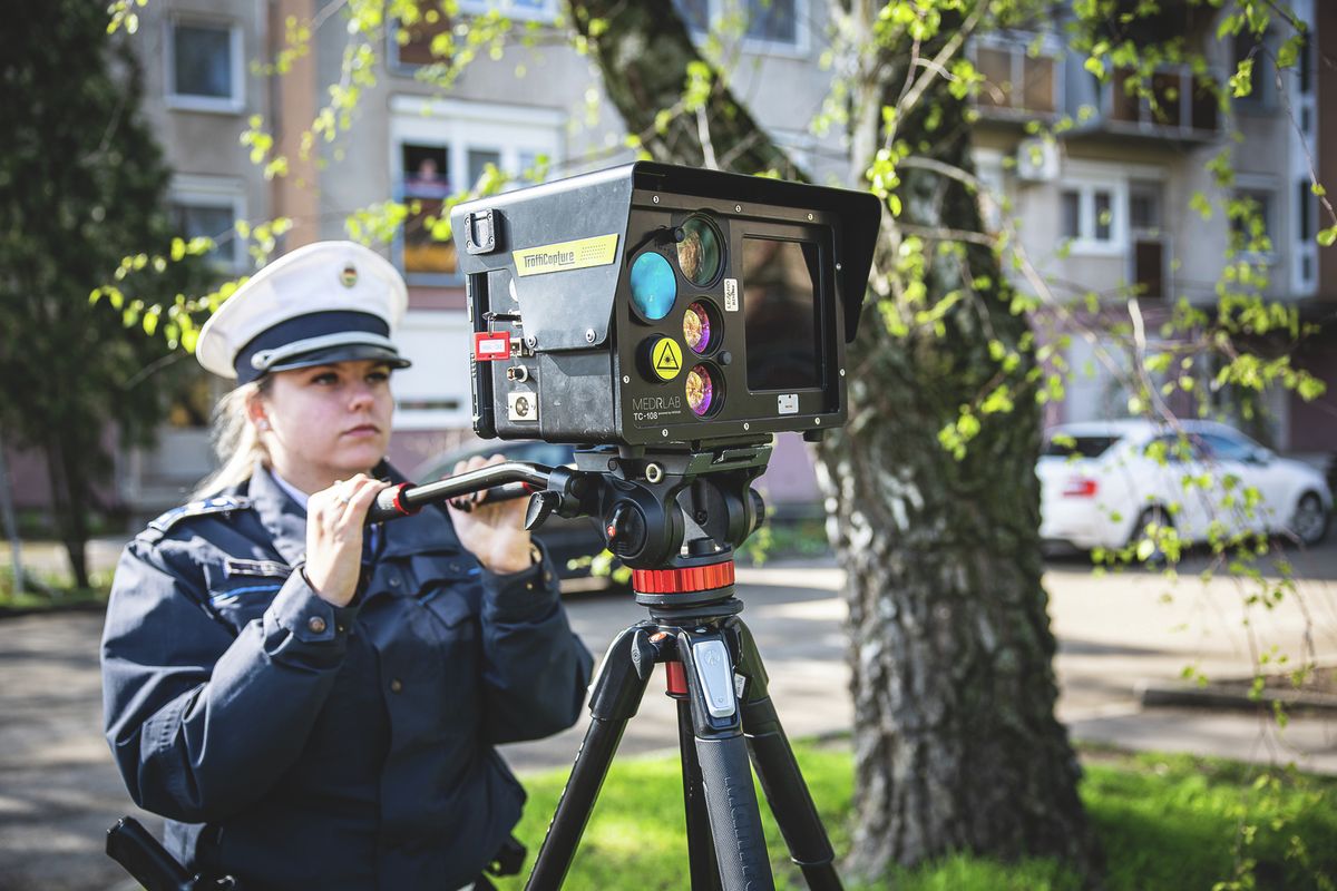 rendőr, traffipax, speedmarathon