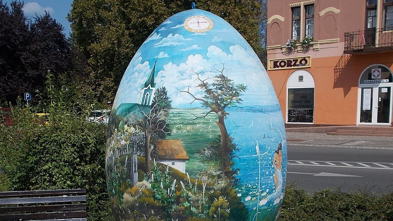Csodatojás ékesíti Balatonboglár egyik terét