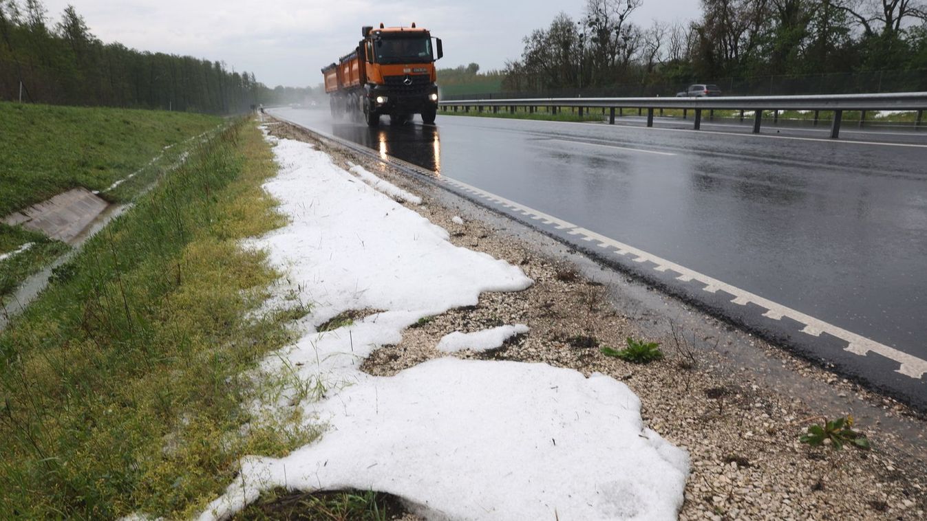 Sártenger és jég nehezítette a forgalmat Somogybabod térségében