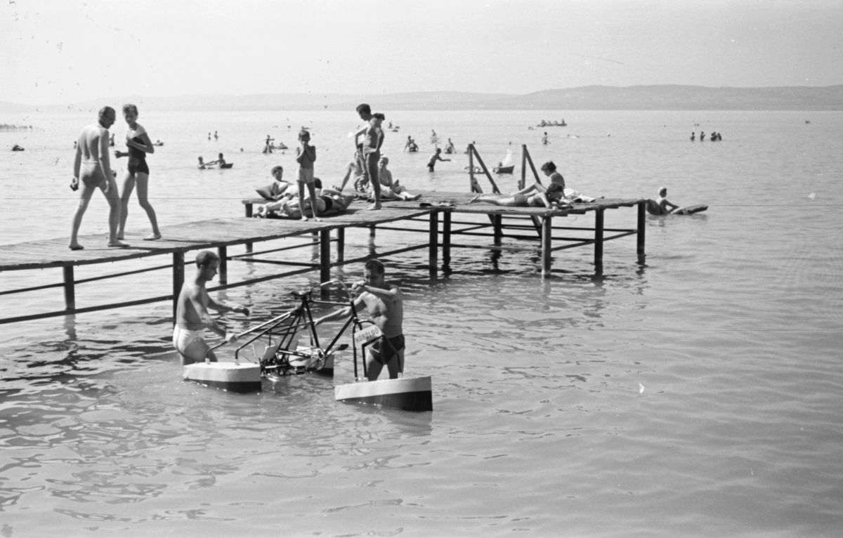 vízibicikli a Balatonon
