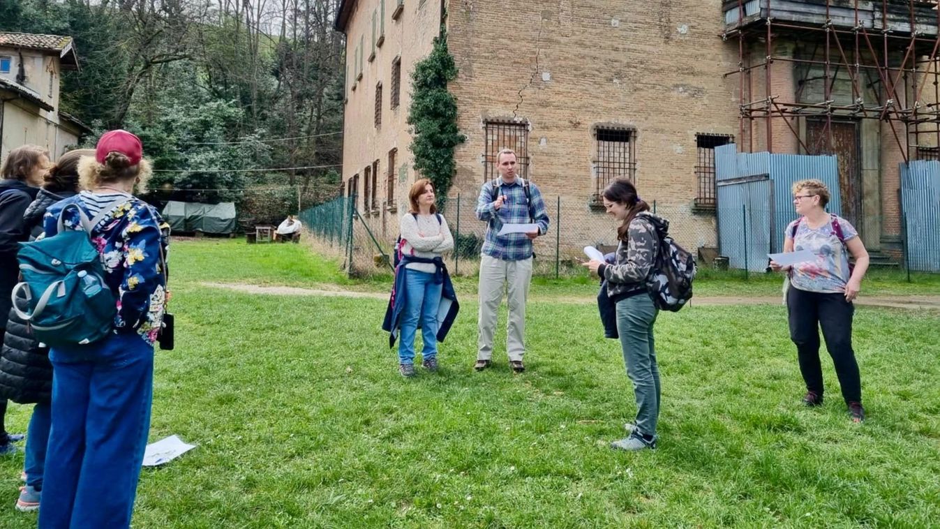 Tantermen kívül: tárt karokkal várta Bologna a barcsi tanárt