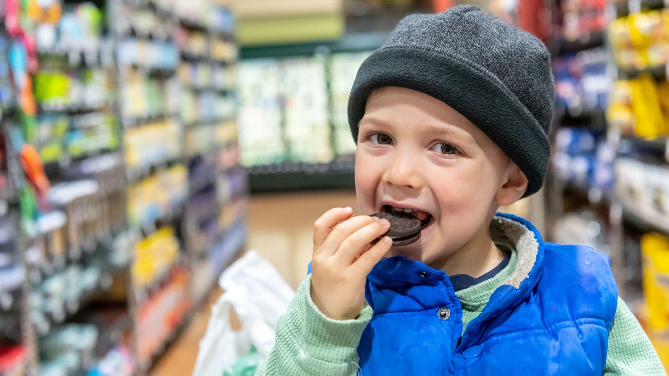 Kibontani, megenni, csak aztán fizetni – belefér ez a boltban?