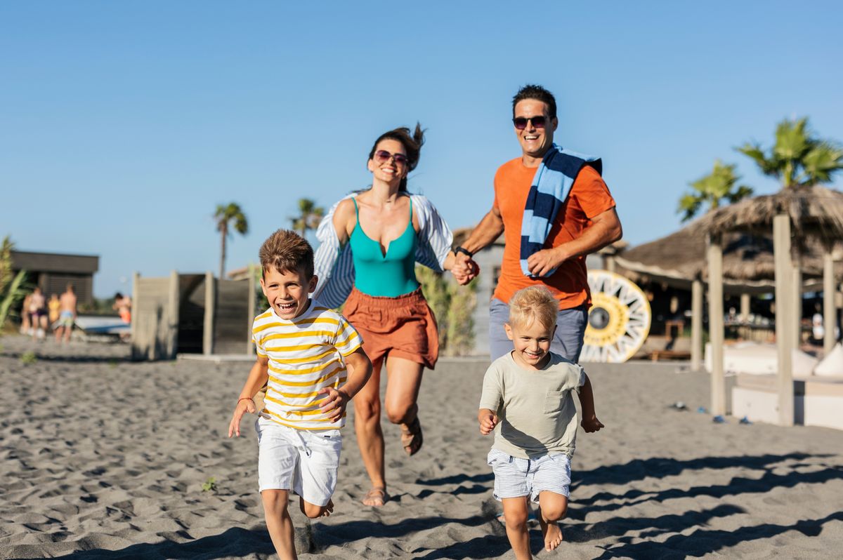 Cheerful,Family,,Including,A,Mother,,Father,,And,Two,Sons,,Are húsevő baktérium