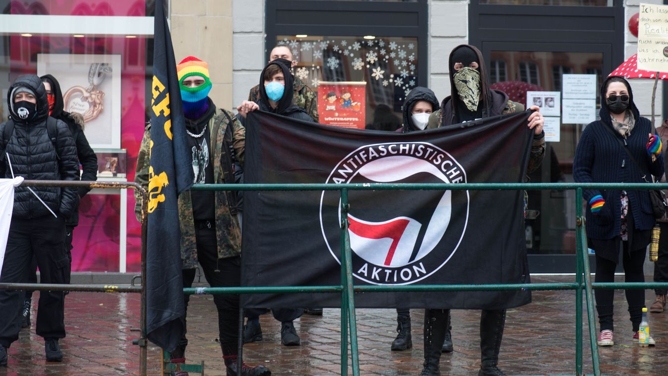 Antifa támadók miatt kellett menekülnie a Hír TV stábjának (videó)