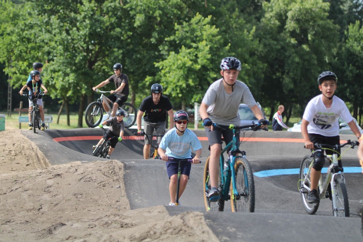 Pumpapálya, pump track, kerékpár, gyerek, sisak, teol