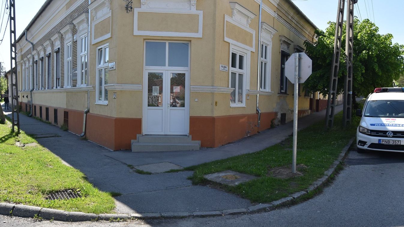 Autóval a háznak: olyan jól sikerült a manőver, hogy a fal adta a másikat