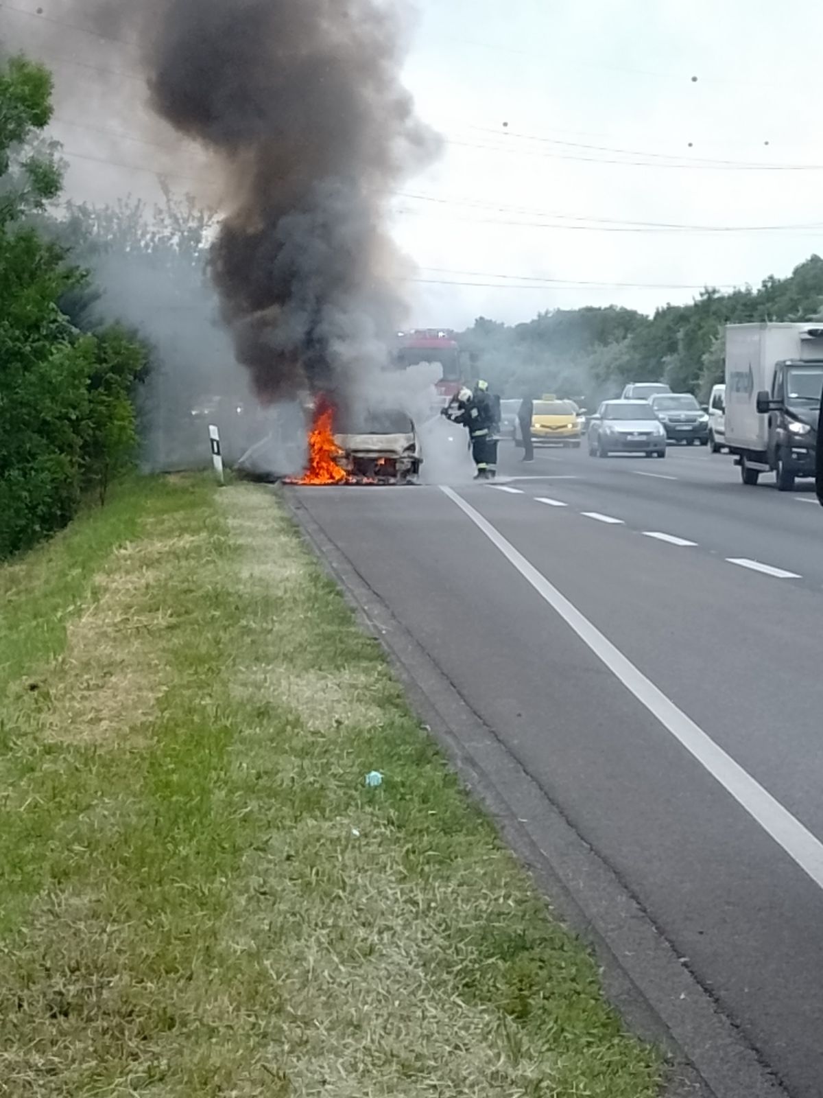 Az arra járók is megkezdték a tűzoltást.