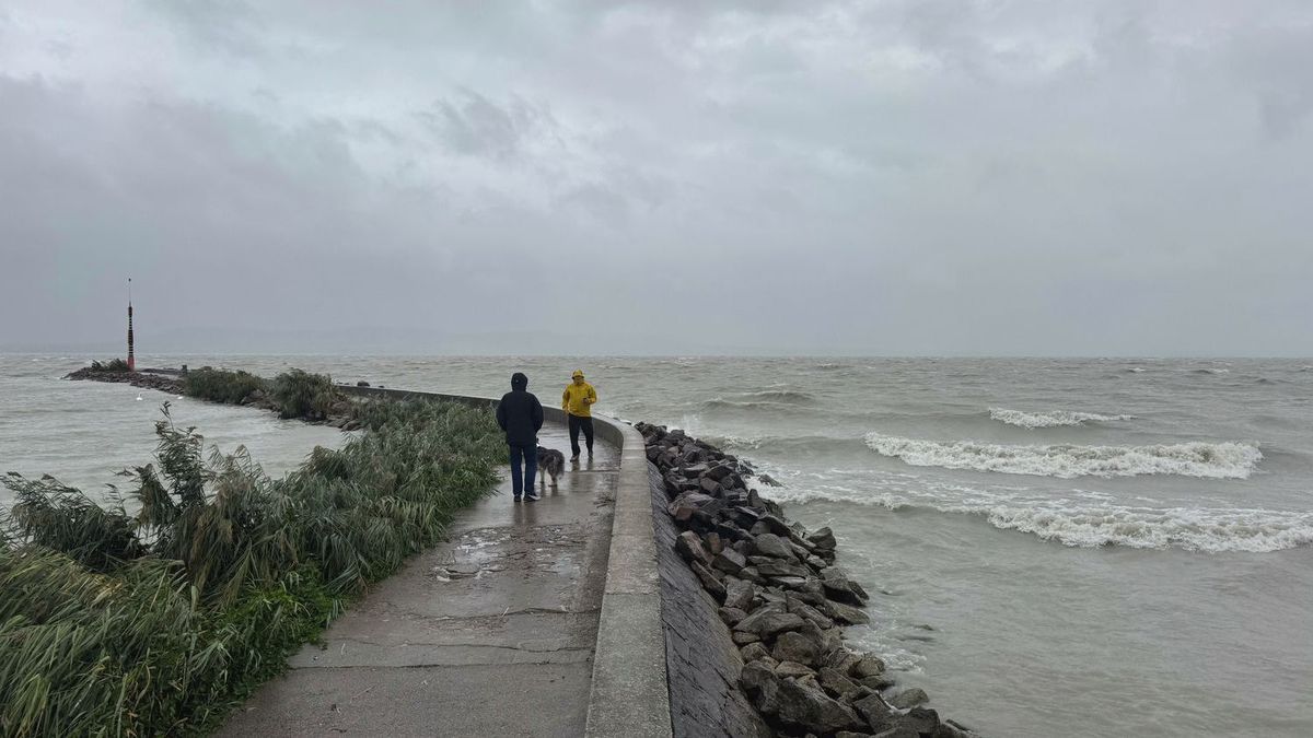 A viharos szél miatt ismét kibillent a Balaton vize
