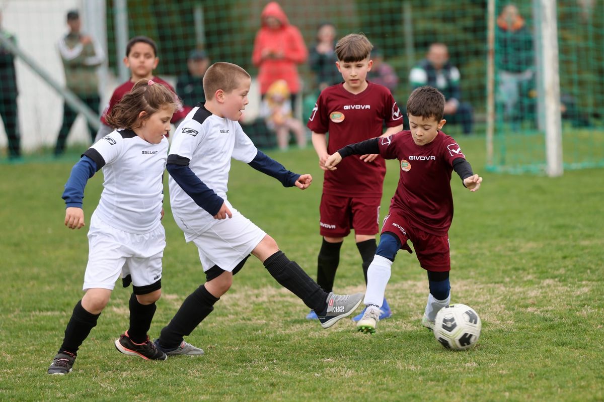 Lelkes ifjú labdarúgók küzdenek a pályán a Sport36-Zeus U9-es Bene Liga mérkőzésén a balatonlellei BL döntő előtti fordulóban