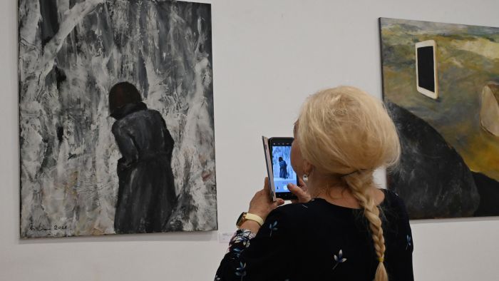 Angyalok és emberek kiállítás Várdán