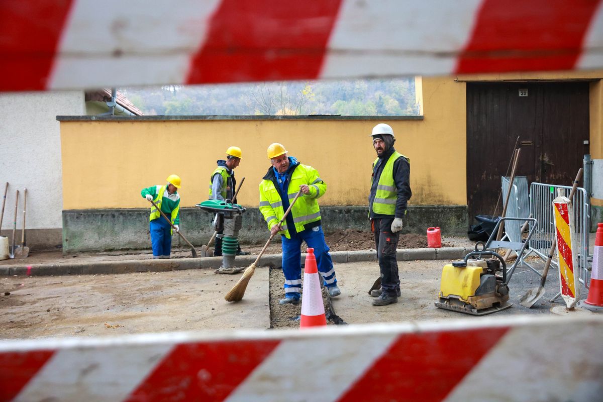 Teljes útzár a gépjárművek kerülőút segítségével közlekedhetnek