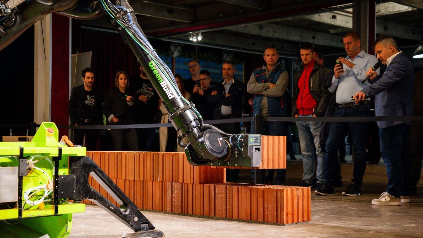 Walter cigit és sört sem kér, de mindig függőbe rakja a falat – nyakunkon a robotkőművesek