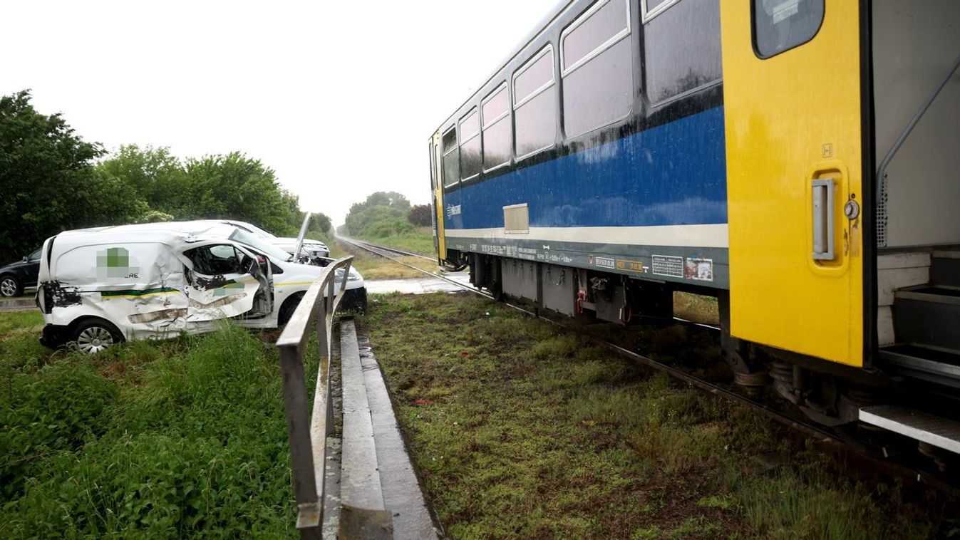 Megdöbbentő baleset: telibe kapta a vonat az autót az átjáróban