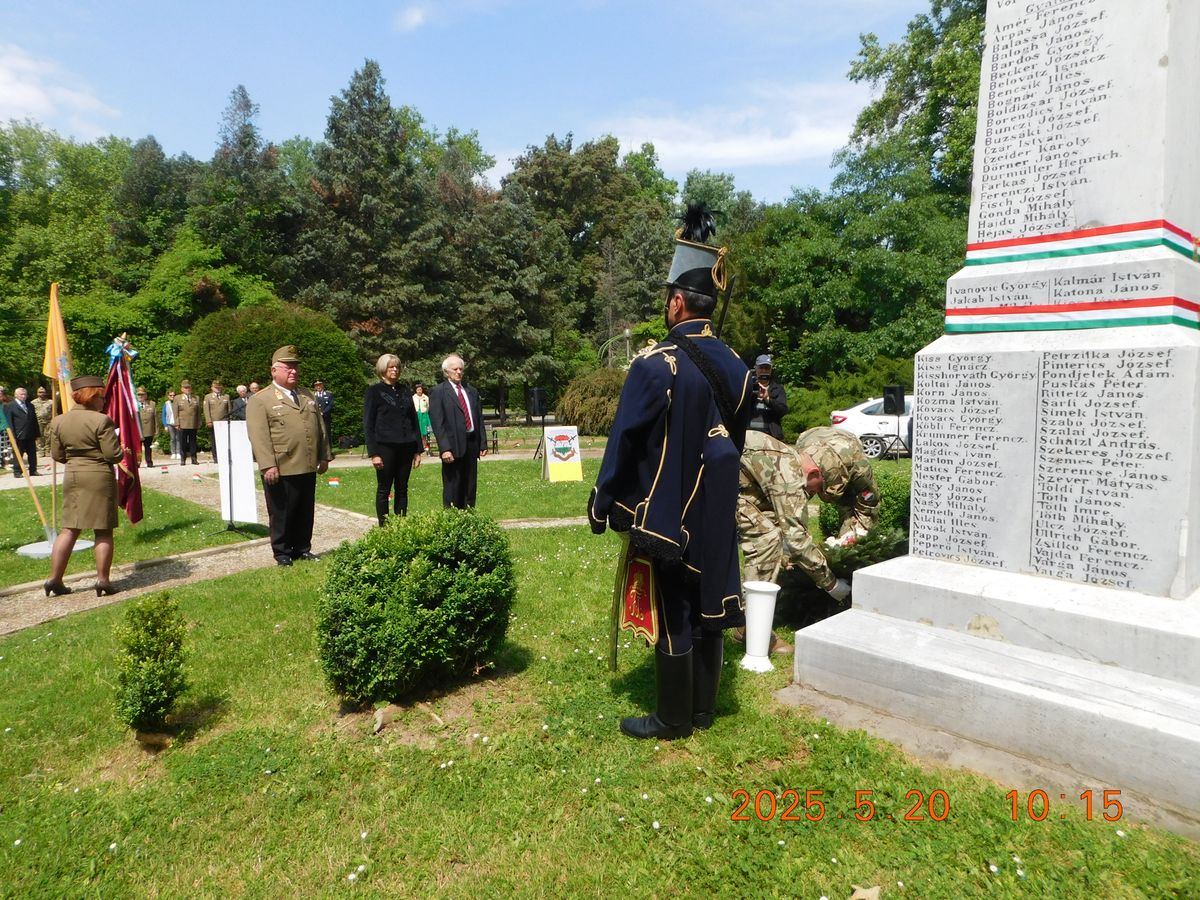 Ünnepi megemlékezést tartottak a kaposvári Berzsenyi parkban lévő hősi emlékműnél.