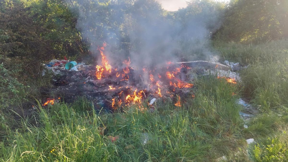 Illegális szeméthalmok miatt vonultak ki a tűzoltók Cseresznye utcába