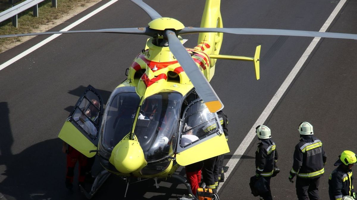 Súlyos baleset, mentőhelikopter is érkezett az M7-esre