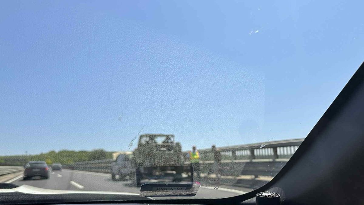 A völgyhíd közepén robbant le terepjárószállító, dugó az M7-esen – fotó